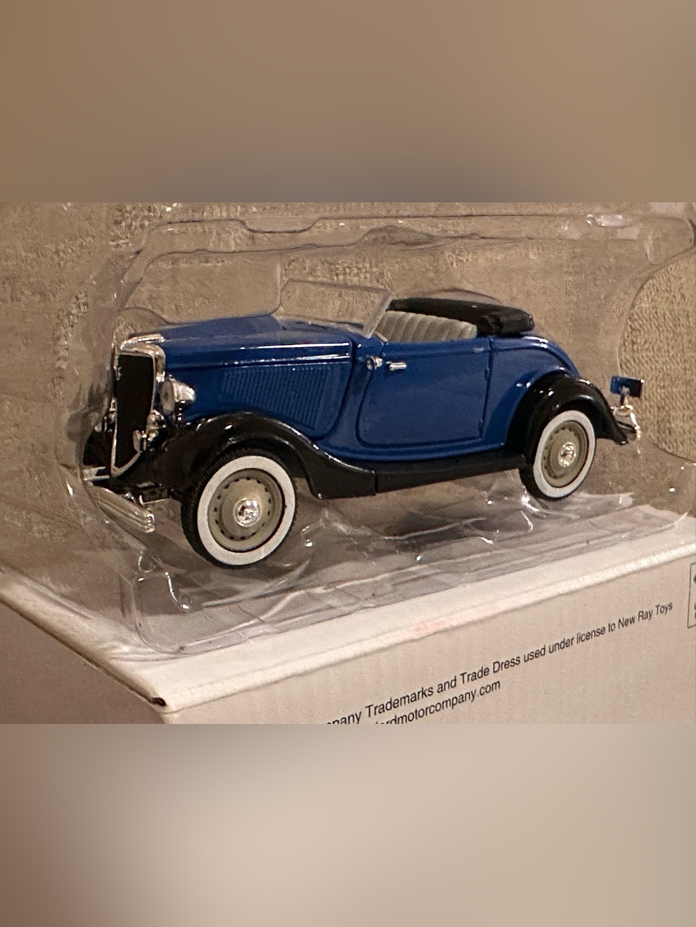 NEW 1934 V8 Ford Roadster 1:32 Model Car. Officially Licensed Product